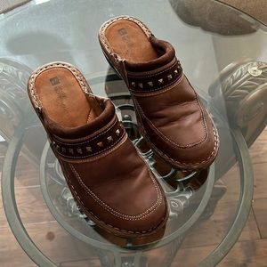 Leather Mule. White mountain